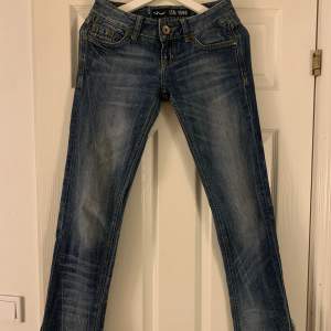 lågmidjade Ltb jeans som jag ej får användning av. Står ingen storlek men skulle säga de är som storlek 32/34 eller W26