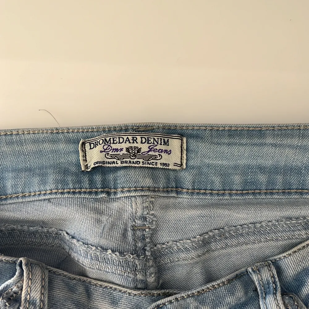 Säljer dessa lågmidjade jeans köpta här på Plick. Perfekt ljusblå färg nu till sommaren!!!🙌✨ Lite insydd vid midjan.   (Lånade bilder). Jeans & Byxor.
