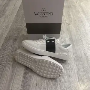 Nu säljer jag mina helt nya Valentino-skor, replikor av hög kvalitet i storlek 43-44. Skoskydd ingår, vilket du kan se i den sista bilden. Perfekt för den som letar efter stil. Inga byte!