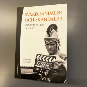 Svärd, sandaler och skandaler - Antiken på film och i tv av Isak Hammar & Ulf Zander 1:a upplagan från 2015 - Helt ny, inga markeringar eller böjda sidor. 