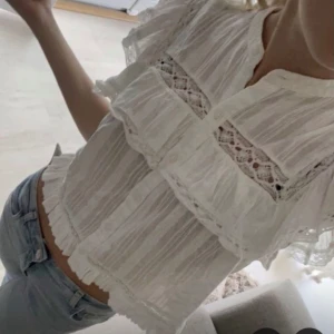 Zara blus - Jättefin! Första bilen är lånad resten är mina, helt nyskick😊stoleken är m men skulle säga att den passar alla mellan xs-m