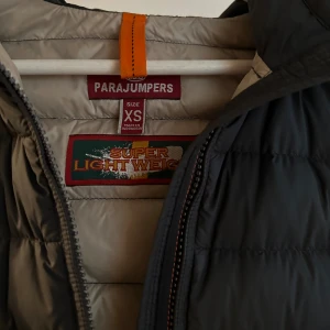 Parajumper dunjacka - Säljer min parajumper Irene Jacket då den aldrig kommer till användning. Funkar för vår, höst, och vinter. Mycket väl omhändertagen. (Pris går att diskutera!!)Ordninarepris 5599kr. 