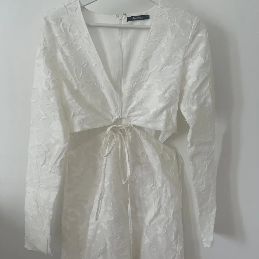 En vit klänning från Gina Tricot perfekt nu till studenten eller andra speciella tillfällen! Använd 2 gånger. Köptes förra sommaren för 599 sek.. Klänningar.