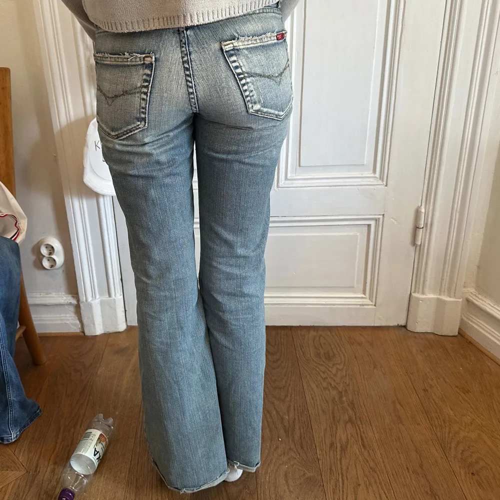 Intressekoll på dessa skit snygga jeans! Tjejen på bilderna är 169 och säljer endast vid bra prisförslag!. Jeans & Byxor.