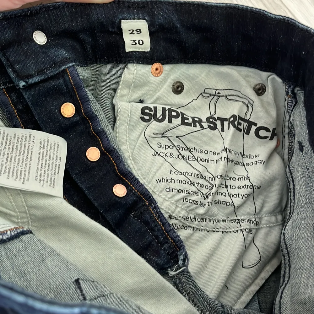 Tja! Säljer ett par extremt snygga jeans från märket Jack&Jones! Dom är helt nya och endast testade en gång!🤝Modell: slim/glenn, nypris ca 1000kr, riktigt eftertraktade! W29 L30 true to size, modellen ska va sliten, Skriv vid minsta intresse 🙌mvh DC. Jeans & Byxor.