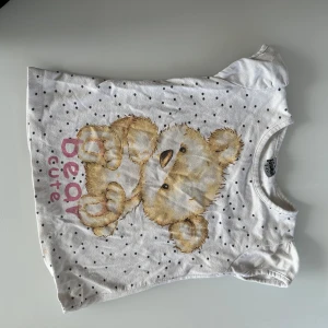 T-shirt barn  - Mycket bra och skön T-shirt för barn. Storleken är dock mindre än vad som står. 1-3 år Max. 