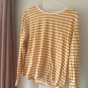Somrig tröja från monki⭐️ - Fin randig senaps gul tröja ifrån monki!  Storlek L, men är fin som oversised om man är M och S också