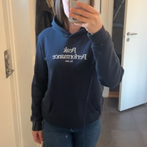 Peak performance hoddie  - Använd ett fåtal gånger, super bra skick. Kommer ej till använding längre🩷