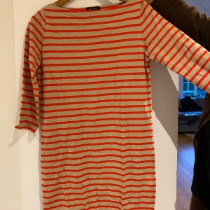 Klänning  - Storlek 34/36 aldrig använd 