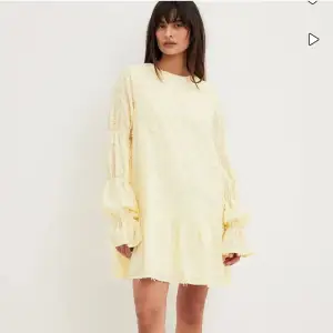 säljer min gula nakd klänning då den är förstor, prislapp kvar endast testad💛stor i storleken. helt slutsåld köp direkt för 600