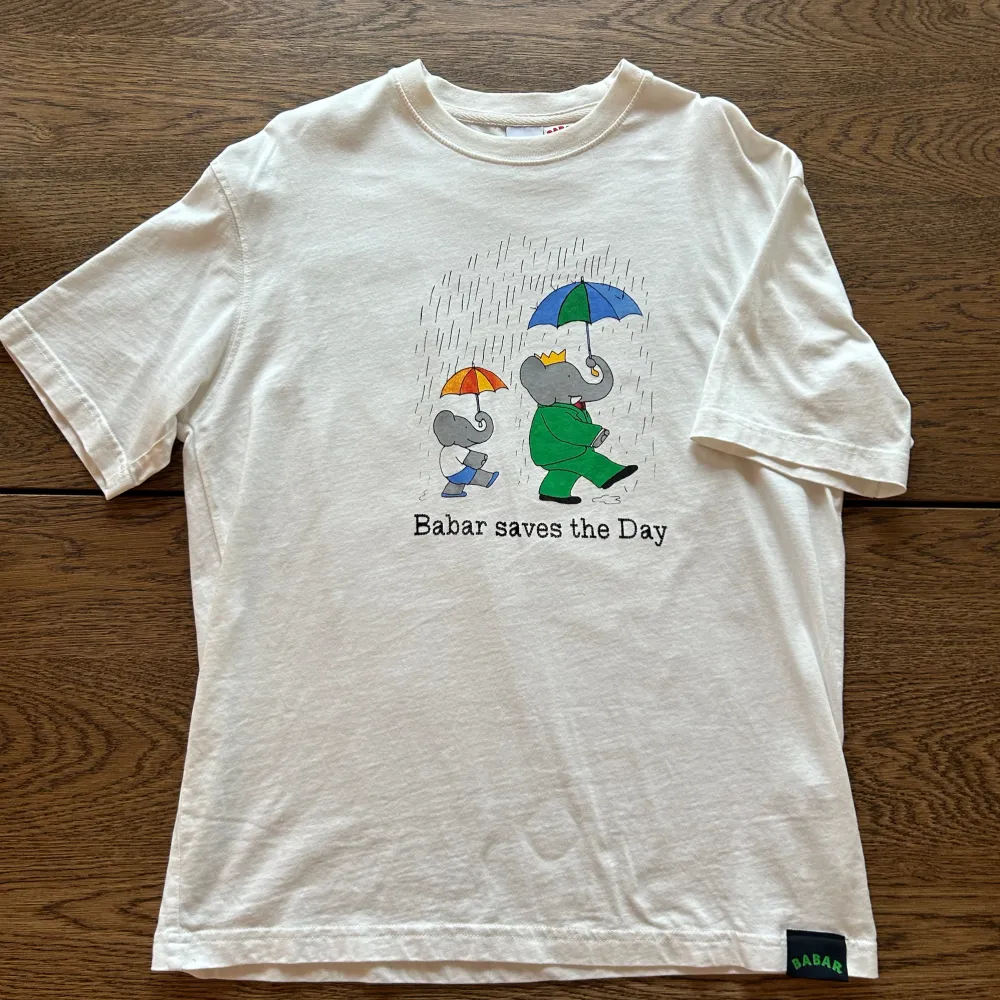 En vit t-shirt från Zara med motiv ”Babar saves the day”. Storlek Medium. Knappt använd! . T-shirts.