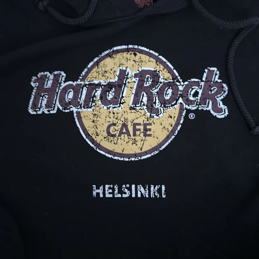En Hoodie från finlands hard rock café. Använd lite länge. Köptes i 2023. Passar som S. Sällsynt nu eftersom det stängdes ner. Skriv privat om info, bilder eller prisändring!. Hoodies.