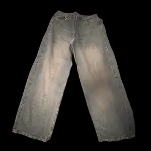 Sparsamt använda jeans med små skador vid båda hälarna, heeldrag. 