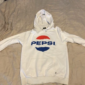 SWEET SKTBS x PEPSI HOODIE  - Använd men fint skick bortsett från fläck enligt bild