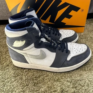 Jordans 1 Navy blue  - Tja! Säljer nu ett par snygga Jordans 1 Navy blue. Nypris på skorna ligger runt 1800 mitt pris endast 599! Skick 6/10| st 42,5. Hör av dig vid funderingar.  Tar bud!