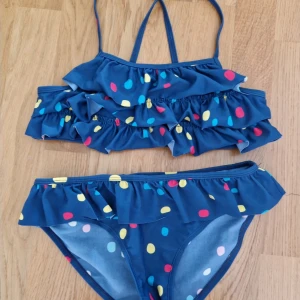 Polarn och Pyret bikini barn  - Bikini från Polarn och Pyret strl 146/152. Sparsamt använd.  
