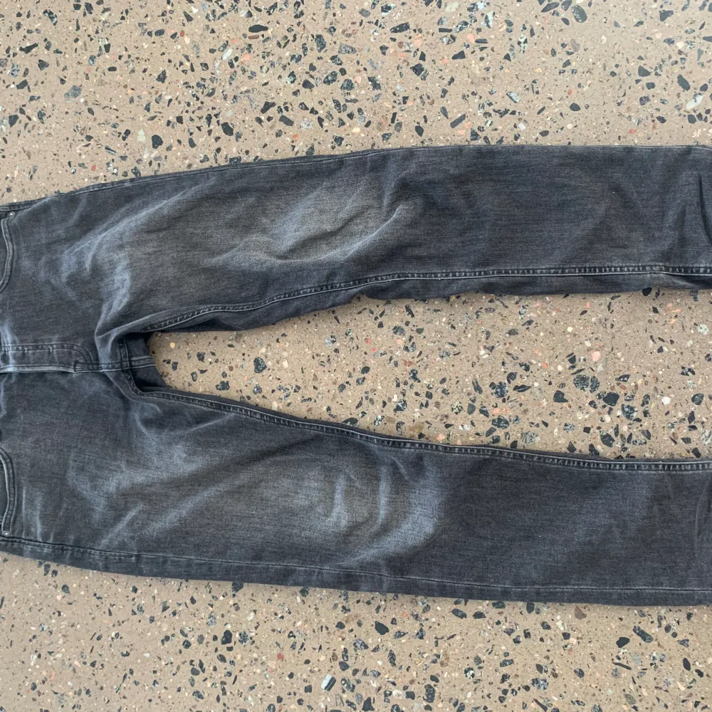 Säljer nu dessa Jack & Jones jeans i modellen slim/glenn! De är i storlek W32 L32! Säljer dessa för 199kr! Hör av er vid minsta lilla fråga eller fundering!. Jeans & Byxor.