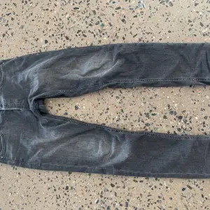 Säljer nu dessa Jack & Jones jeans i modellen slim/glenn! De är i storlek W32 L32! Säljer dessa för 199kr! Hör av er vid minsta lilla fråga eller fundering!