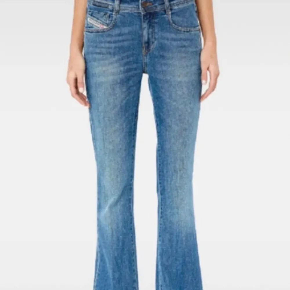Säljer dessa diesel jeans som jag köpte på vinted för 500kr men passade inte mig. Storlek 26/32🩷. Jeans & Byxor.