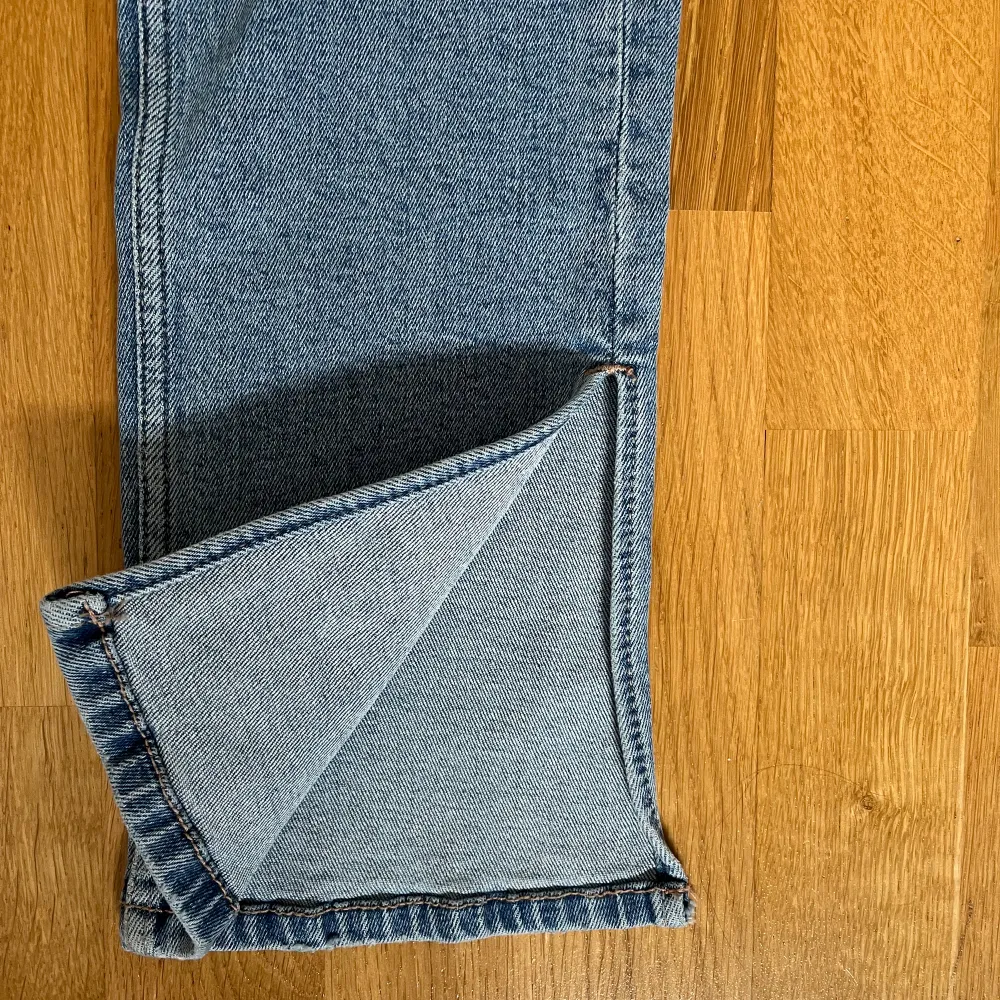 Säljer dessa jeans pga dem ej kommer till användning! Helt nyskick och har bara provats. Finns ej kvar på Zara. Nypris ca 400💘. Jeans & Byxor.
