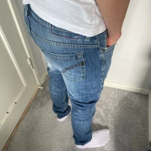 Dondup jeans George - Hej! Säljer nu dessa sjukt snygga dondup jeans som är perfekta till våren och sommaren | Trendigaste och mest eftertraktade jeansen på marknaden! | Storlek 31 | Skick: 9/10 | Ny pris: 3600 kr, Säljs för endast 1099 kr