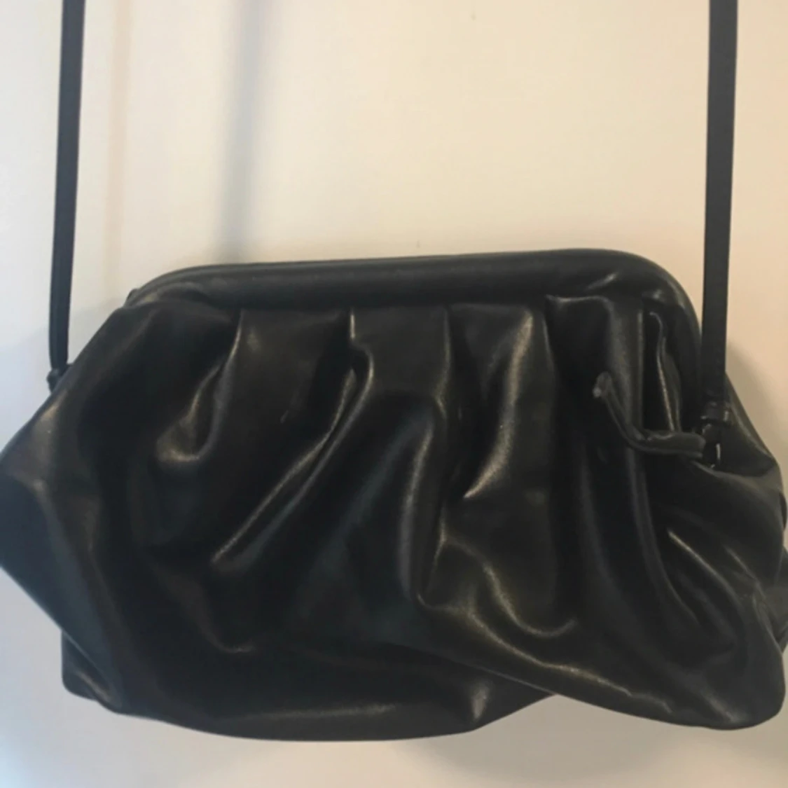 Axelrämsväska croissant