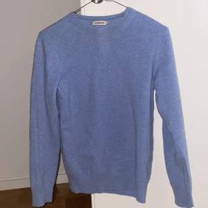 J. Lindeberg cashmere crewneck - Väldigt snygg och bekväm ljusblå J. Lindeberg cashmere crew neck i storlek S men som har krympt lite till Xs eller Xxs.  Nypris ligger runt 3000kr