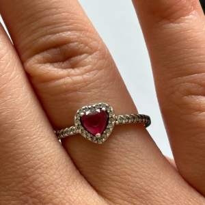 Pandora ring, silver, röd, hjärta   Pandora ring i nyskick   Nypris: 899 kr   Skriv gärna om ni är intresserade,  pris kan diskuteras 💕