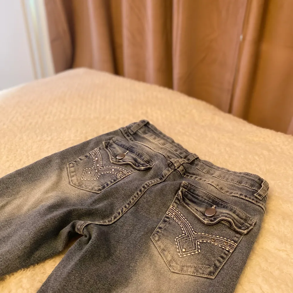 jeans från shein i strl 36 (S) oanvända då de inte passade mig och har endast legat i garderoben 🤍🫶🏼. Jeans & Byxor.