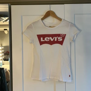 Levi’s t-shirt - Säljer min gamla Levis t shirt i storlek xxs passar xs också. Inga fläckar eller andra defekter förutom en nästan osynlig liten fläck på bild två. Super mjukt och luftigt material!