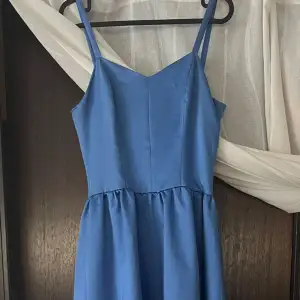 sååå fin balklänning i en vacker blå färg. köpt second hand men den är aldrig använd av mig 🪻 står ingen storlek men skulle uppskatta xs/s
