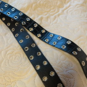 Ihåligt skärp - Detta skärpet är jätte bra kvalite och passar till många kläder. Jag får inte användning för den längre därför säljer jag den, skulle tro att den är från h&m för ganska så billigt pris. Nypris är 30kr.