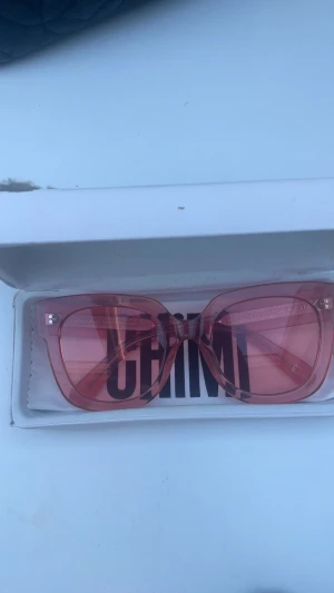 Chimis  - Säljer för dem inte kommer till användning, själva glasögonen har igna defekter utan det är endast fodralet! Färgen är guava💞