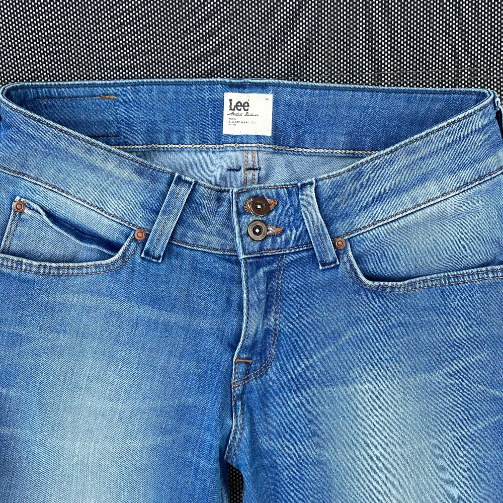 Jätte söta Lee jeans, är dock  för långa för mig. 💕 W25 L31 Modell : Joliet. Jeans & Byxor.