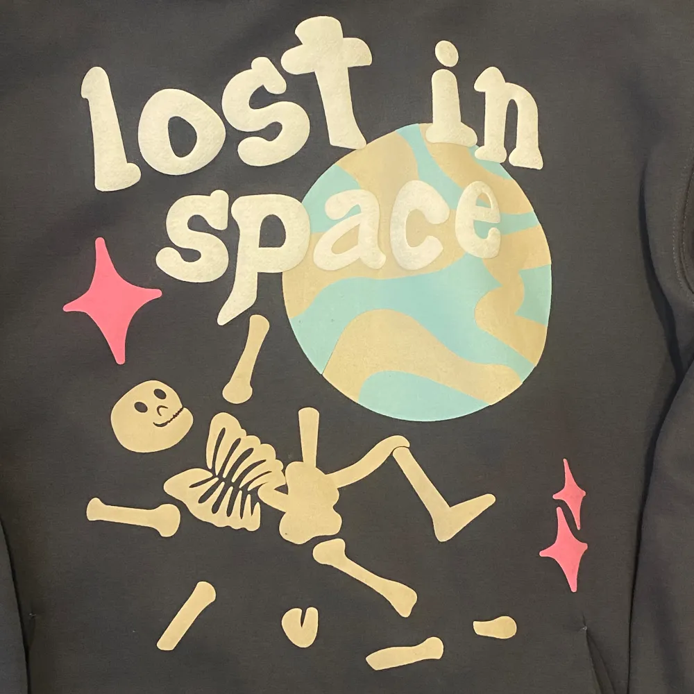 Säljer denna Lost in Space hoodie från Broken Planet💪Är knappt använd och är i 10/10 skick! Den är i storlek medium.. Hoodies.