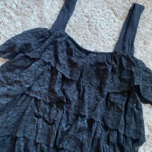 Spetslinne från Veromoda - Säljer nu mitt supersnygga svarta veromoda linne i spets som inte finns att köpa längre, inga defekter och sparsamt använd💓 Priset kan diskuteras vid snabb affär! Storlek 42☺️