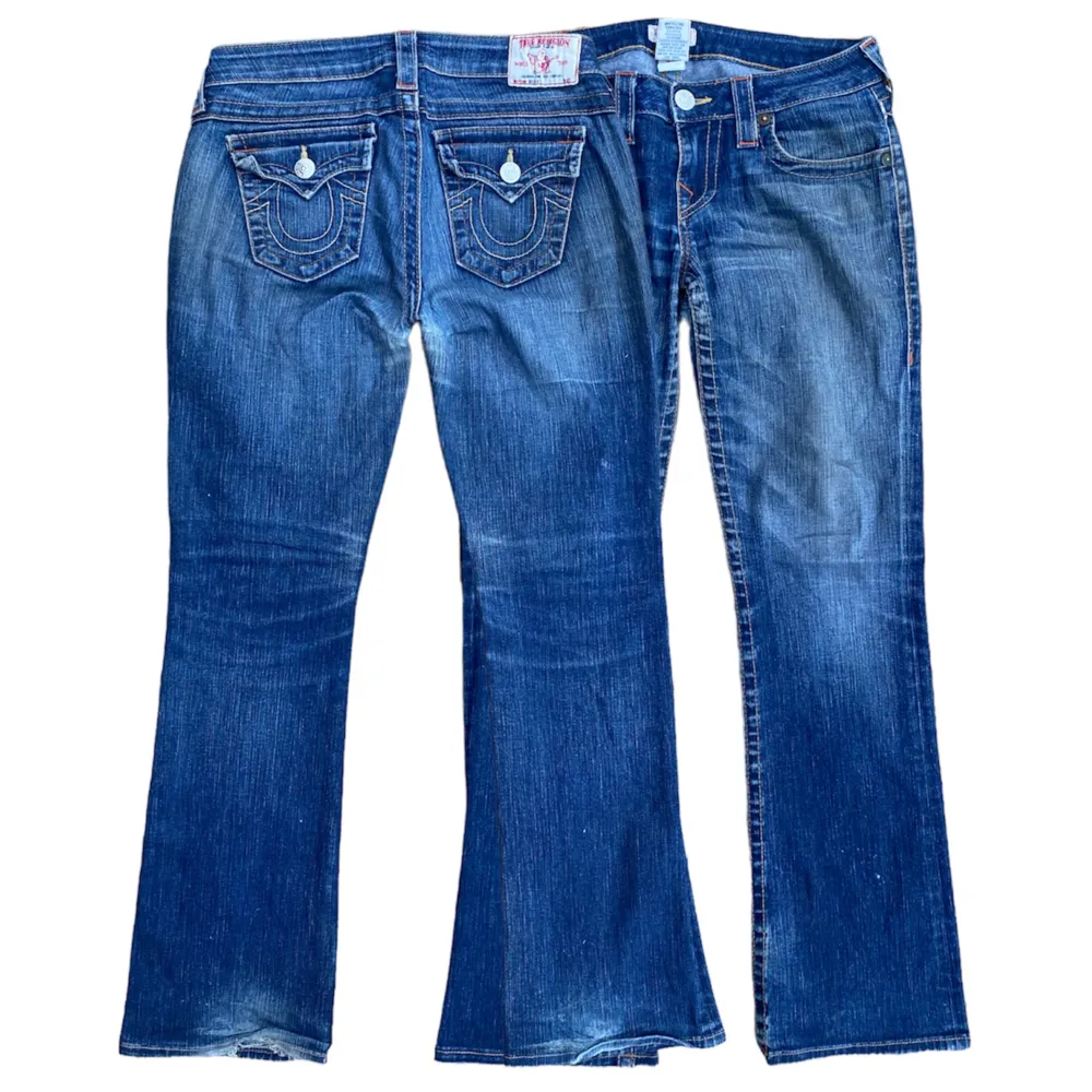 Jätte snygga true religion jeans som är bootcut 🔥🐺 Dom är i storlek 28 i midjan och dom är i bra skick men har lagats lite se bild 3. Skriv om du har några funderingar 🔥. Jeans & Byxor.