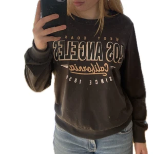 Sweatshirt - Sparsamt använd. Pris kan diskuteras
