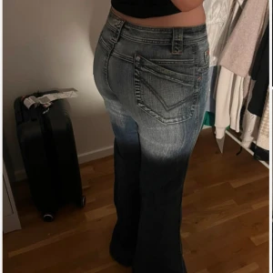 Super snygga jeans! - Köpte dessa super snygga jeans på vinted men tyvärr passade dom inte.