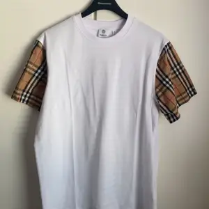 Helt ny Vit Burberry T-shirt till salu. Aldrig använd. Inkluderar originalbox och påse. Perfekt för dig som vill ha kvalitet till ett bra pris!