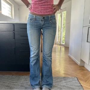 Lågmidjade jeans - Super snygga lågmidjade jeans som sitter perfekt!!midjemått 37 tvärs över och innerbenslängd 82 Inga defekter Storlek 27/32