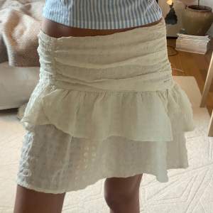 Vit kjol från Gina tricot i storlek 34 🌸💖
