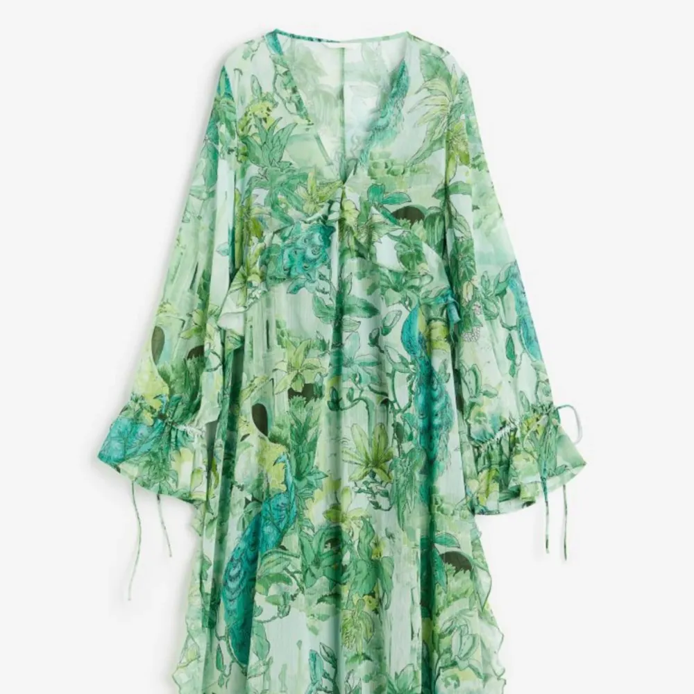 Perfekta klänningen till sommaren, haft på mig den fåtal gånger med skärp och det ser otroligt ut, ordinarie pris 500, säljer för 400, pris kan diskuteras 💚. Klänningar.