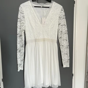 Studentklänning  - Väldigt fin studentklänning som jag köpte förra året men som aldrig användes. Helt ny med lapparna kvar🤩 Storlek 38, ordinarie pris 549kr🙌🏼