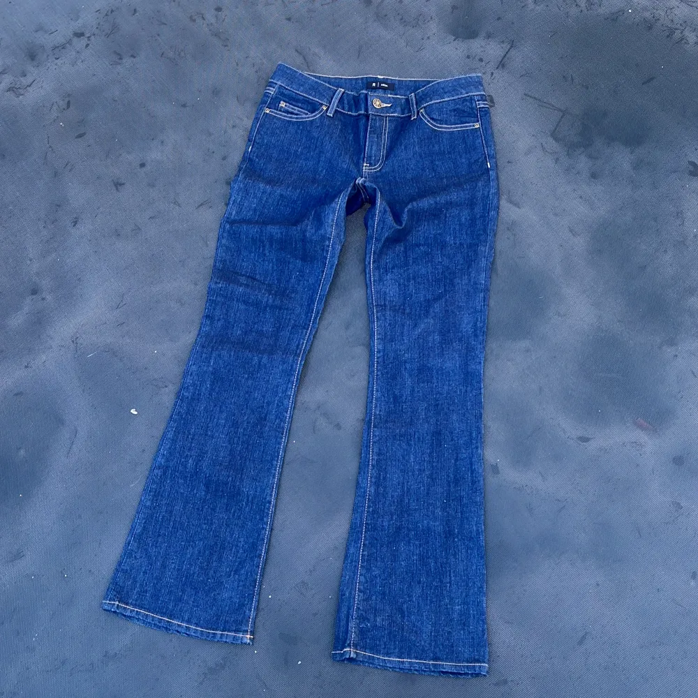 snygga vintage lågmidjade bootcut jeans! fotade i dagsljus. midjemått: 78 cm + stretch || innerbenslängd: ca 78,5 cm ⭐️. Jeans & Byxor.