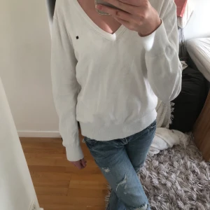 vit tröja - Det står L på tröjan men passar jättebra på mig som brukar bära xs, bara lite ”oversized”. Köptes secondhand, andvänd flera gånger men det finns inga defekter, ser ut som ny. Skriv för mått eller flera bilder m.m💓