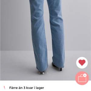 säljer dessa jeansen då de är för korta för mig som är 165🤍 Är öppen för att byta till längd 31/32!! de är i storlek 25/30
