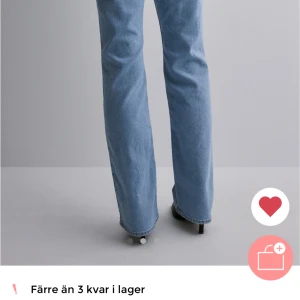 superlow bootcut jeans från levis - säljer dessa jeansen då de är för korta för mig som är 165 och vill gärna köpa ett par nya🤍 Är öppen för att byta till längd 31/32!! de är i storlek 25/30
