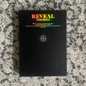 KPOP ALBUM THE BOYZ - Säljer denna album från THE BOYZ!! Finns en postcard som är lite uppriven (se bild 2) men allt annat är i god skick. Albumet inkluderar allt (photocards, fortune cards, m.m). 