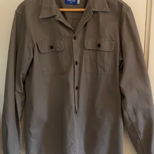 Overshirt - Fin overshirt från jack&jones. Växt ur denna. Storlek L, 100% bomull. Inga skador eller liknande, behöver endast strykas😁
